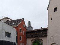 Nouvel aménagement devant la portion restaurée du chemin de ronde.